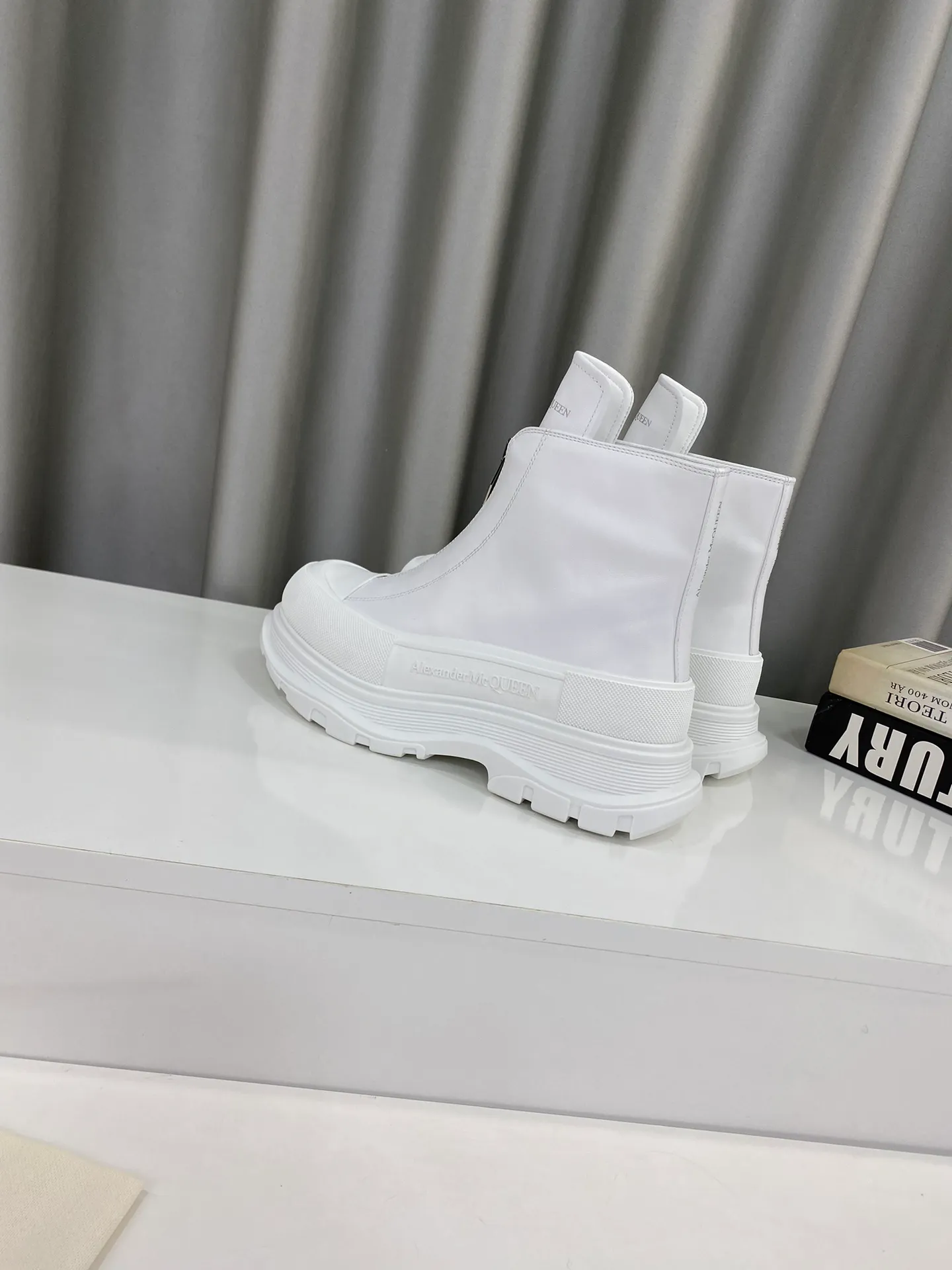👟👟Ex-factory price 640👟👟Male +10 🔺Mc Queen 🔺Alexander McQueen's latest model, thick-soled front zipper motorcycle boots🌈 The designer has a bold idea, perfectly combined with the trend of the times, super comfortable and versatile, new motorcycle style design, multiple crafts splicing outsole, it is perfect, many celebrities and Internet celebrities endorse it. 🔥Material: Original custom-made first-layer cowhide for the upper. Interior: Original custom crystal sheepskin lining. Outsole: Original TPU multi-layer combination outsole, •┈┈┈┈┈┈★┈┈┈┈┈┈┈• Size: Women’s 35～39 (34, 40, customization is non-returnable) Men’s 39～44 (38, 45, customization is not returnable) Full set of counter original packaging